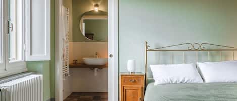 Iron/ironing board, travel cot