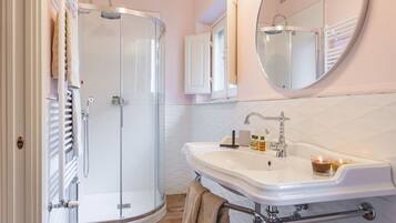 Doccia, bidet, asciugamani