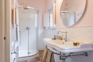 Doccia, bidet, asciugamani