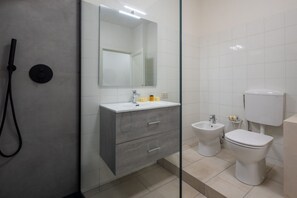 Shower, bidet, towels, shampoo - Florence Large Frescoed Apartment (Firenze)