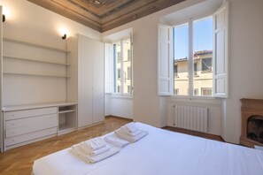 4 bedrooms, iron/ironing board - Florence Large Frescoed Apartment (Firenze)
