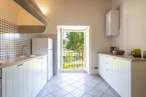 Fridge, microwave, oven, stovetop - Florence Large Frescoed Apartment (Firenze)