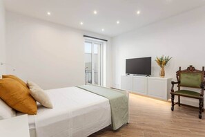 1 bedroom, iron/ironing board, WiFi, bed sheets - Old Port Luxury 2 | Modern Waterfront Elegance (Palermo)