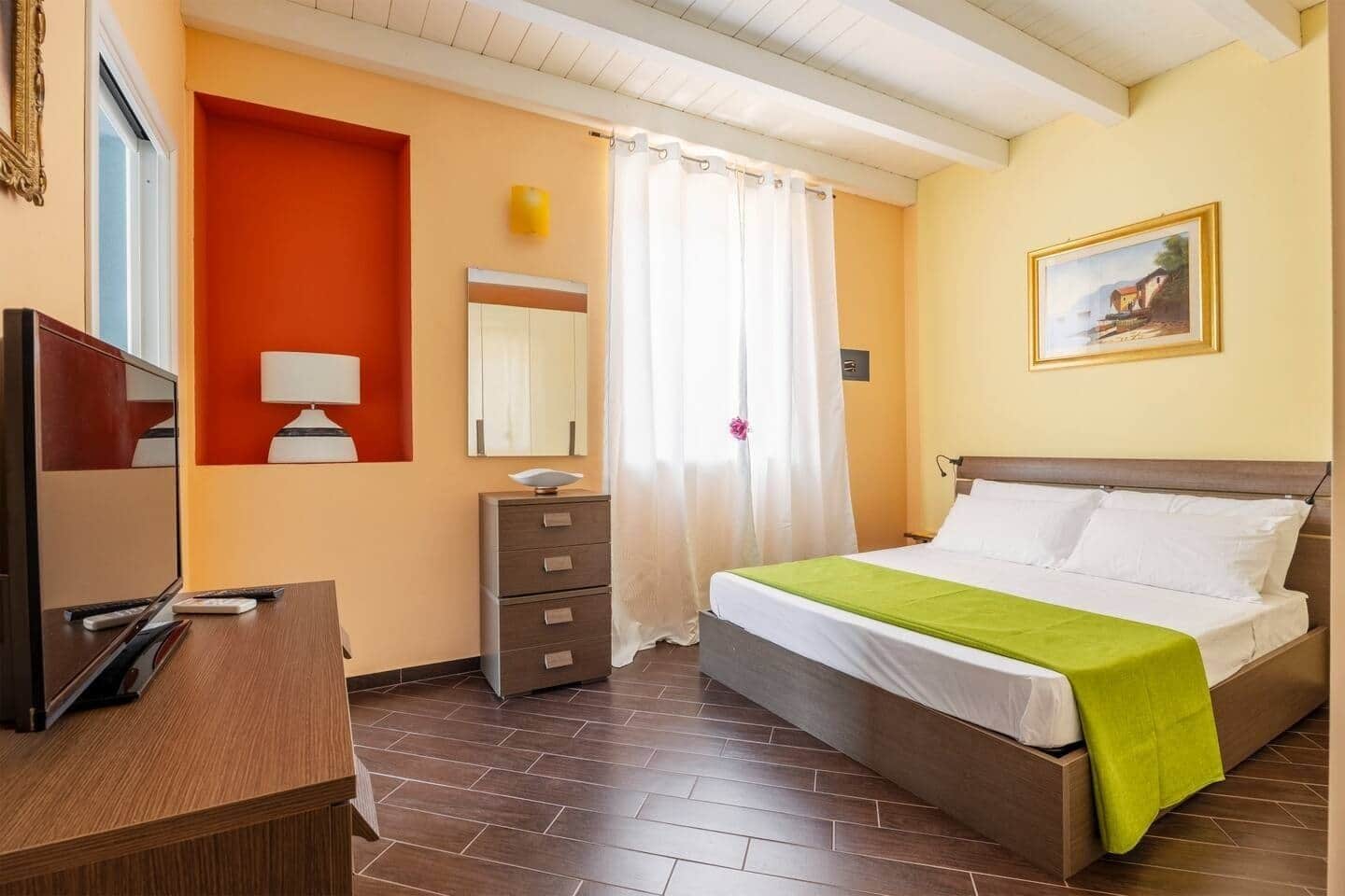 1 dormitorio, tabla de planchar con plancha, wifi y ropa de cama