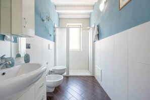 Regadera, secadora de cabello, bidet 