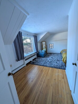 3 bedrooms, WiFi, bed sheets - cozy home with mountain views. (Dorset)