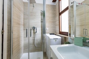 Regadera, bidet, toallas 