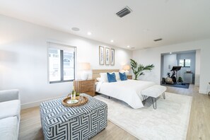 Tabla de planchar con plancha, wifi, ropa de cama