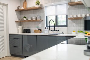 Microondas, horno, placa de cocina y lavavajillas