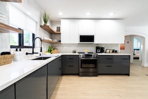 Microondas, horno, placa de cocina y lavavajillas