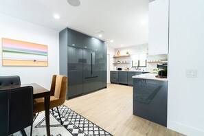 Microones, forn, placa de cuina i rentaplats 