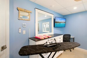 House, 1 King Bed with Sofa bed (Sand Dollar Suite) | Interior - Sand Dollar Suite (Fort Myers Beach)