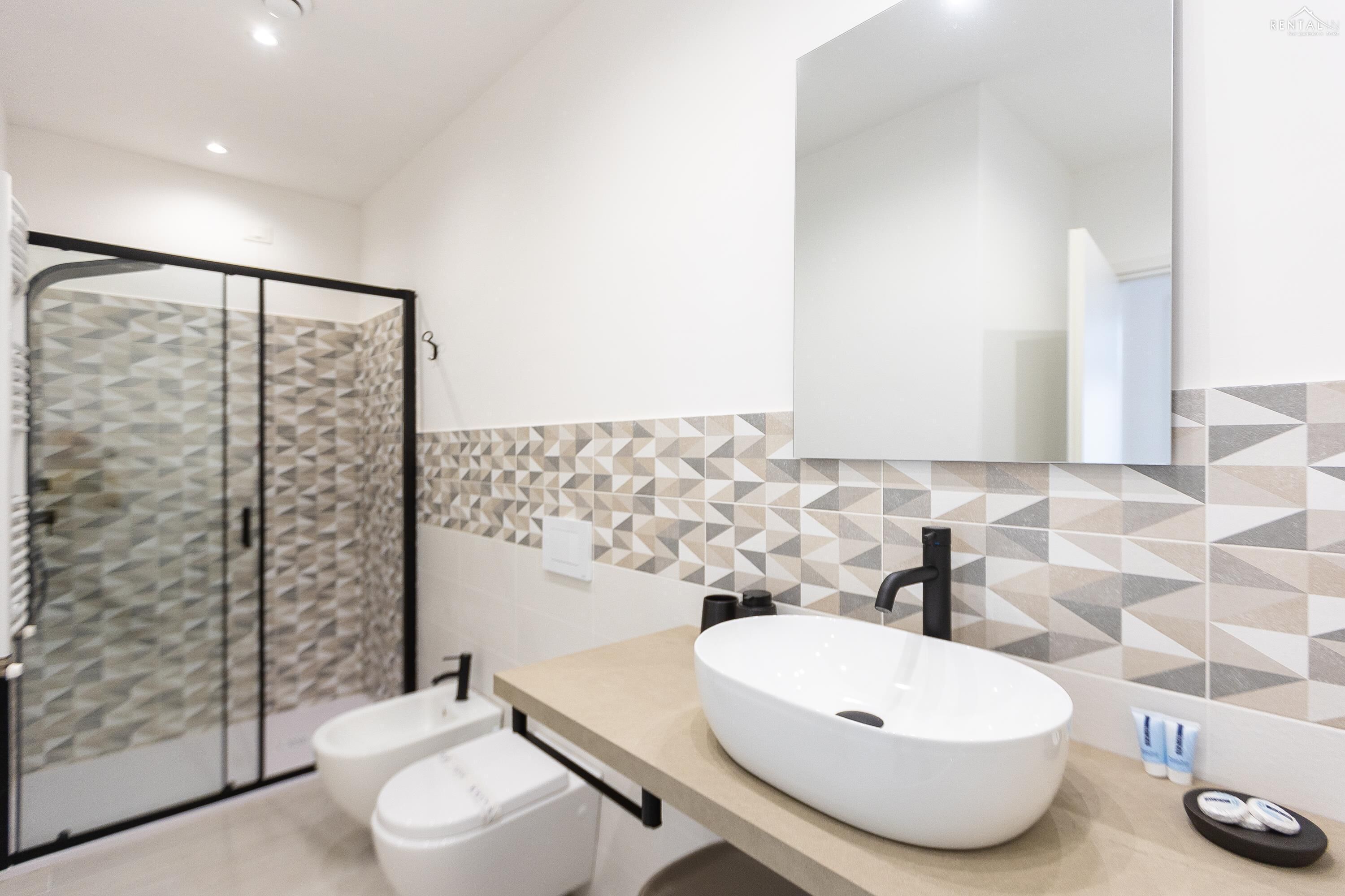 Apartment | Bathroom | Shower, rainfall showerhead, free toiletries, towels