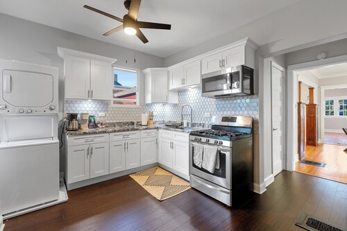 Beautiful Home - Great for Groups, Parking & Food