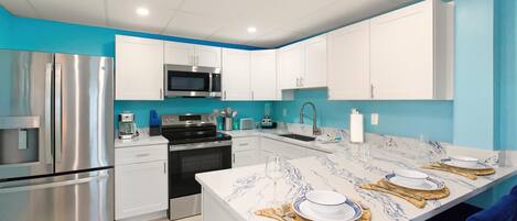 House, 1 King Bed with Sofa bed (Coral Suite) | Private kitchen