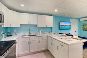 House, 1 King Bed with Sofa bed (Coral Suite) | Private kitchen - Coral Suite (Fort Myers Beach)