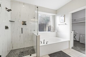 Dusche, Haartrockner, Handtücher, Shampoo