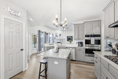 Luxury Backyard Pool & Patio Oasis (4-BD/2.5-BA)