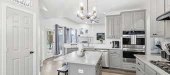 Luxury Backyard Pool & Patio Oasis (4-BD/2.5-BA)