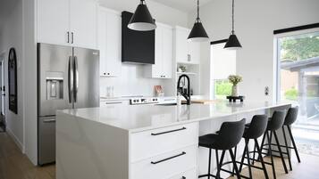 Réfrigérateur, micro-ondes, four, plaque de cuisson