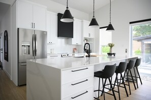 Fridge, microwave, oven, stovetop - Spa & Comfort | Chalet KG Petit lac Lambton (Lambton)