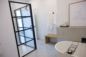 Een douche, een haardroger, handdoeken