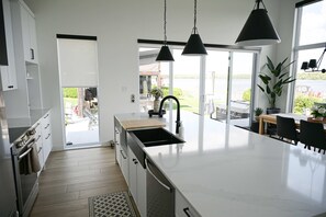 Fridge, microwave, oven, stovetop - Spa & Comfort | Chalet KG Petit lac Lambton (Lambton)