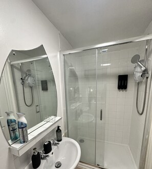 Haartrockner, Handtücher, Seife, Toilettenpapier