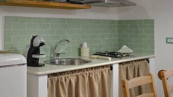 Frigorífico, microondas, placa de cocina y utensilios de cocina