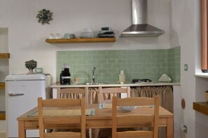 Réfrigérateur, micro-ondes, plaque de cuisson