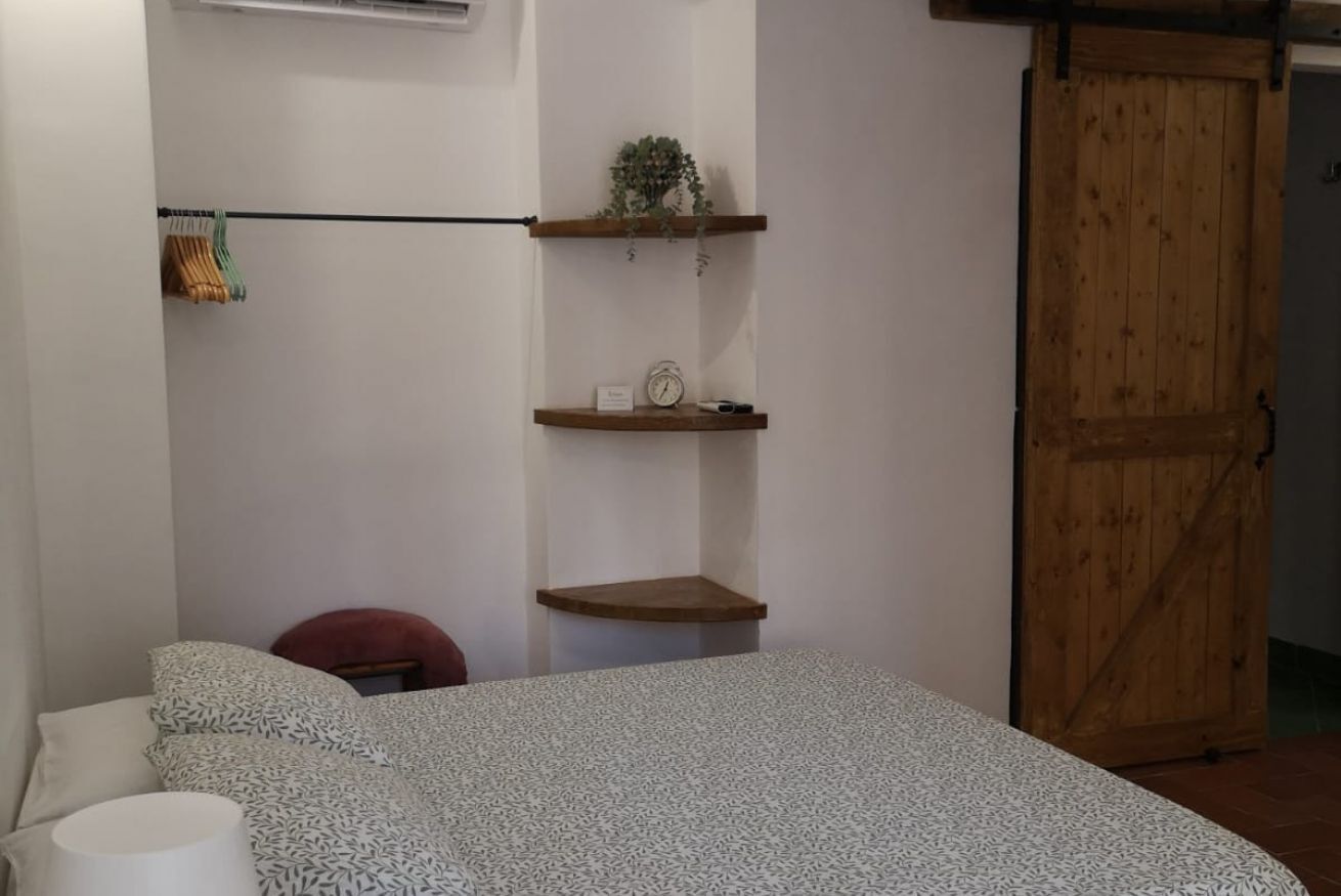 1 quarto, cofres nos quartos, ferros/tábuas de passar roupa