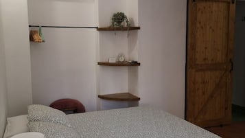 1 quarto, cofres nos quartos, ferros/tábuas de passar roupa