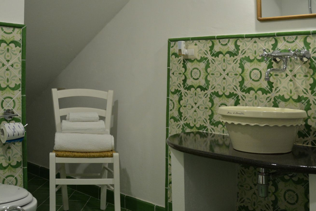 Douche, séchoir à cheveux, bidet, serviettes fournies