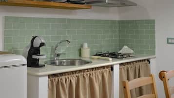 Réfrigérateur, four à micro-ondes, surface de cuisson