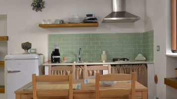 Geladeira, micro-ondas, cooktop, talheres/pratos/utensílios de cozinha