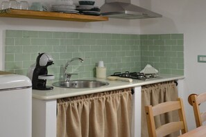 Réfrigérateur, micro-ondes, plaque de cuisson