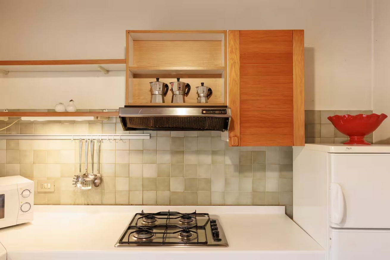 Jääkaappi, mikroaaltouuni, uuni