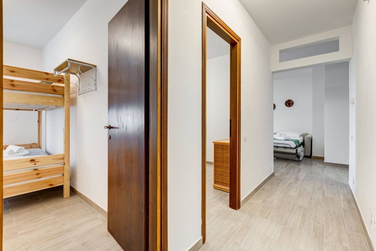 2 camere, una scrivania, insonorizzazione, ferro/asse da stiro