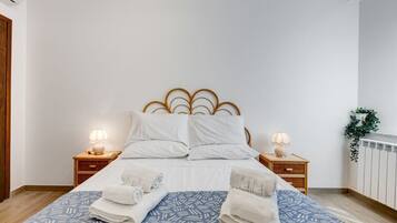 2 chambres, bureau, chambres insonorisées, fer et planche à repasser