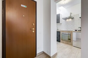 Kühlschrank, Ofen, Herdplatte, Kochgeschirr/Geschirr/Besteck