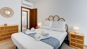 A hotel room with a bed, two bedside tables, a mirror, and a door leading to a bathroom. - BDC - Aurelia Seaview! (Santa Marinella)