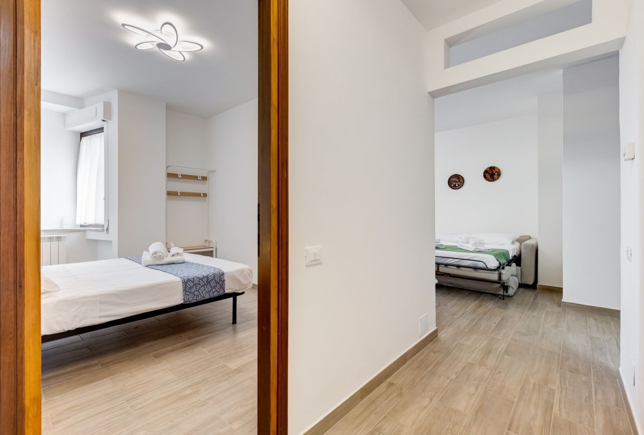 2 camere, una scrivania, insonorizzazione, ferro/asse da stiro