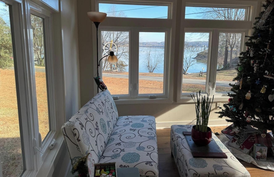 Gypsy Beach House -5 Bedroom, 3 Bath, Sandy Beach, Close To Downtown - Clarksville, VA