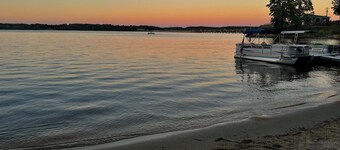 Gypsy Beach House -5 Bedroom, 3 Bath, Sandy Beach, Dock, Close to Downtown