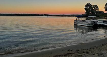 Gypsy Beach House -5 Bedroom, 3 Bath, Sandy Beach, Dock, Close to Downtown