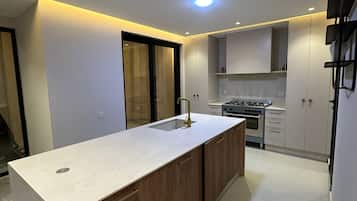 Villa Confort | Cocina compartida | Tostadora, licuadora, molino para café y batidora