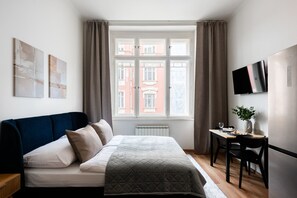 Desk, iron/ironing board, free WiFi, bed sheets - Stylish Riverside Studio | City Center, Park & Smart TV by EasyBNB Premium (Prague)