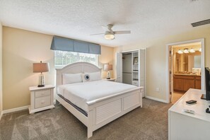 5 Schlafzimmer, Schreibtisch, Bügeleisen/Bügelbrett, Reisekinderbett