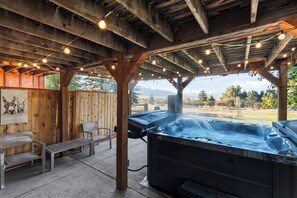 Outdoor spa tub - Group friendly 5 acre retreat - Mountains, Ponds, 2 homes VIEWS (Belgrade)