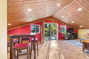 Interior - Group friendly 5 acre retreat - Mountains, Ponds, 2 homes VIEWS (Belgrade)
